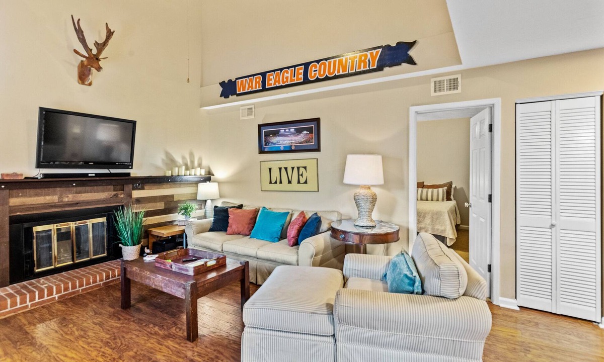 Auburn House | 0.2 Miles to Downtown Auburn! Pet friendly AU Townhome Sleeps 10!