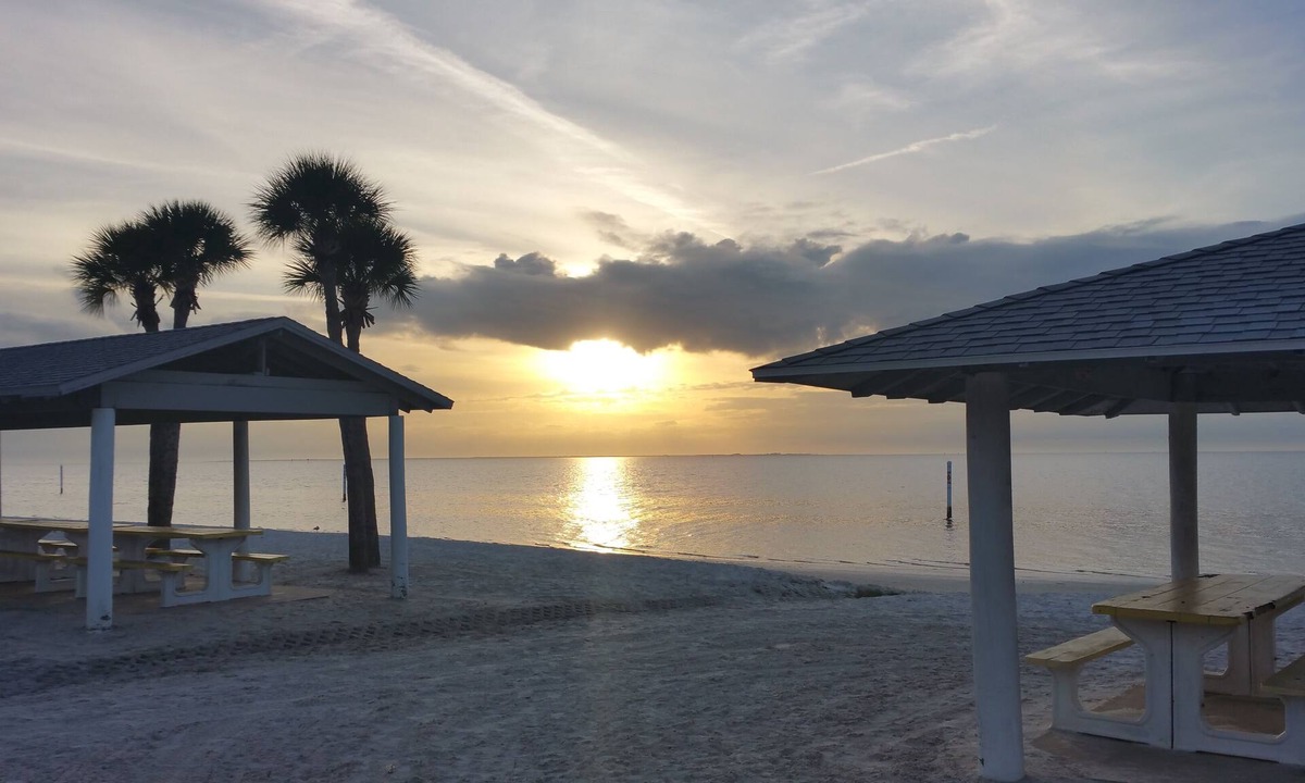 Woodlands Condo | 1 Bedroom 1 bath Waterfront Condo Our Tropical Getaway 2 pools and Public Beach
