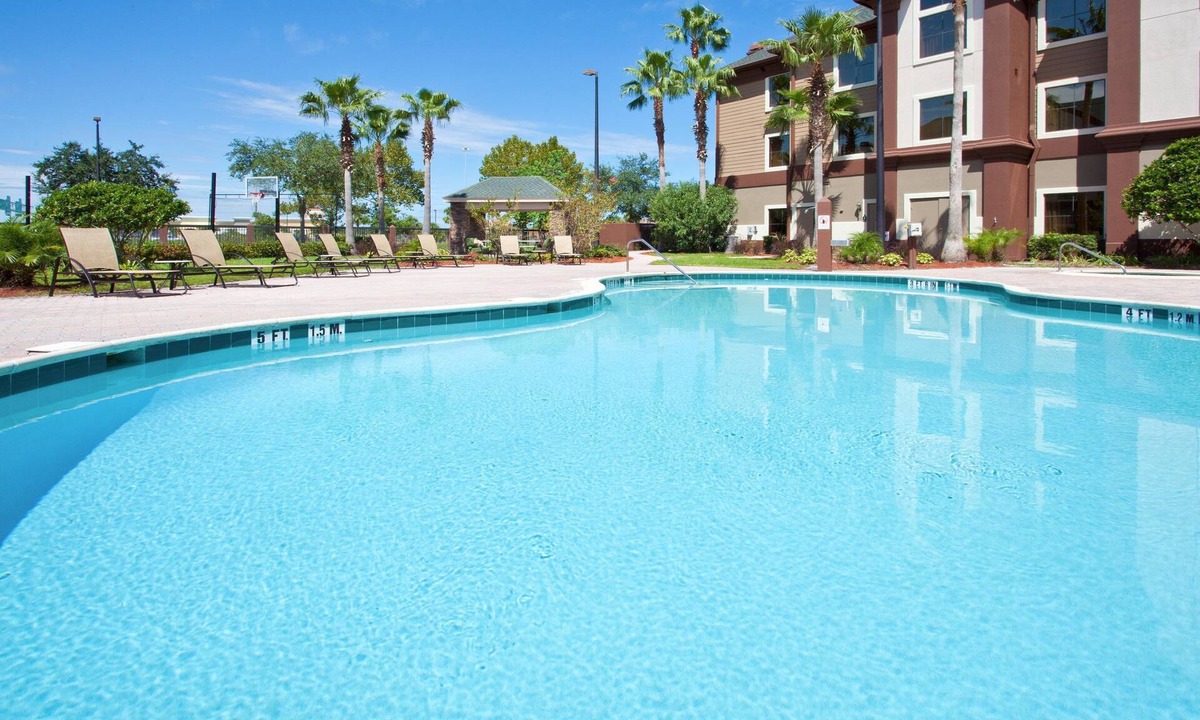 Airport North Condo | 1 Bedroom | Outdoor Pool + Free WiFi