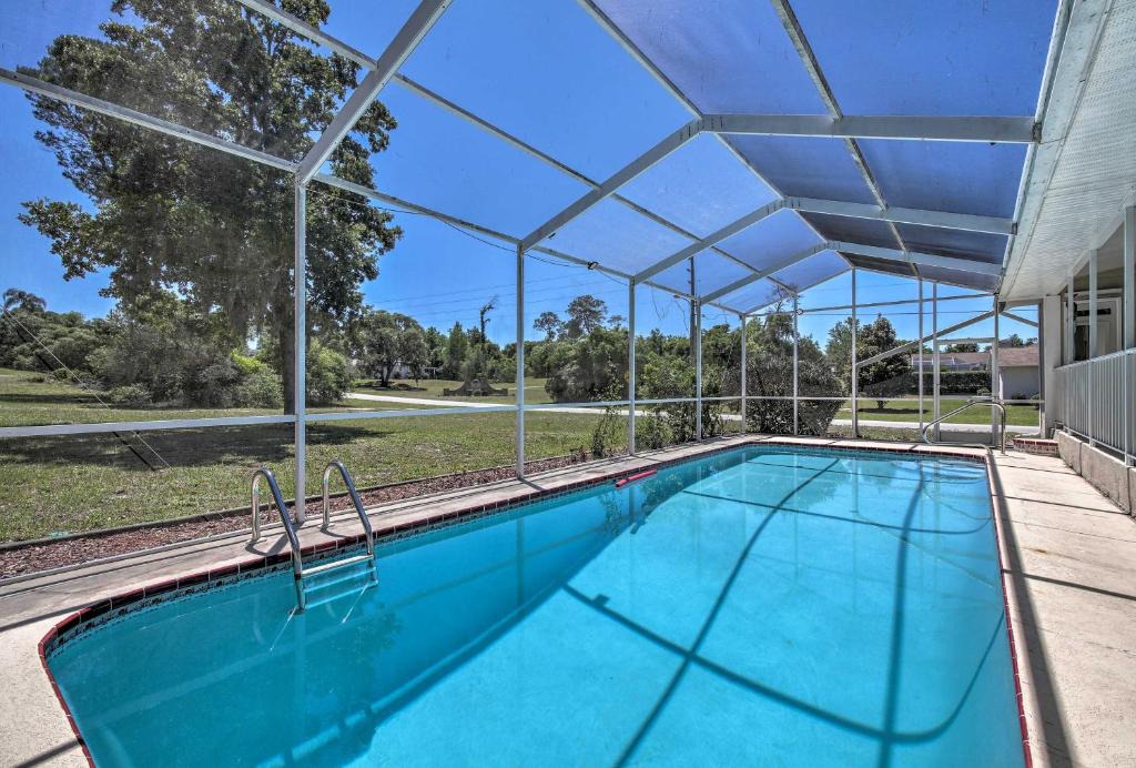 Spring Hill House | 1 Mi to Weeki Wachee: Home w/Pool in Spring Hill