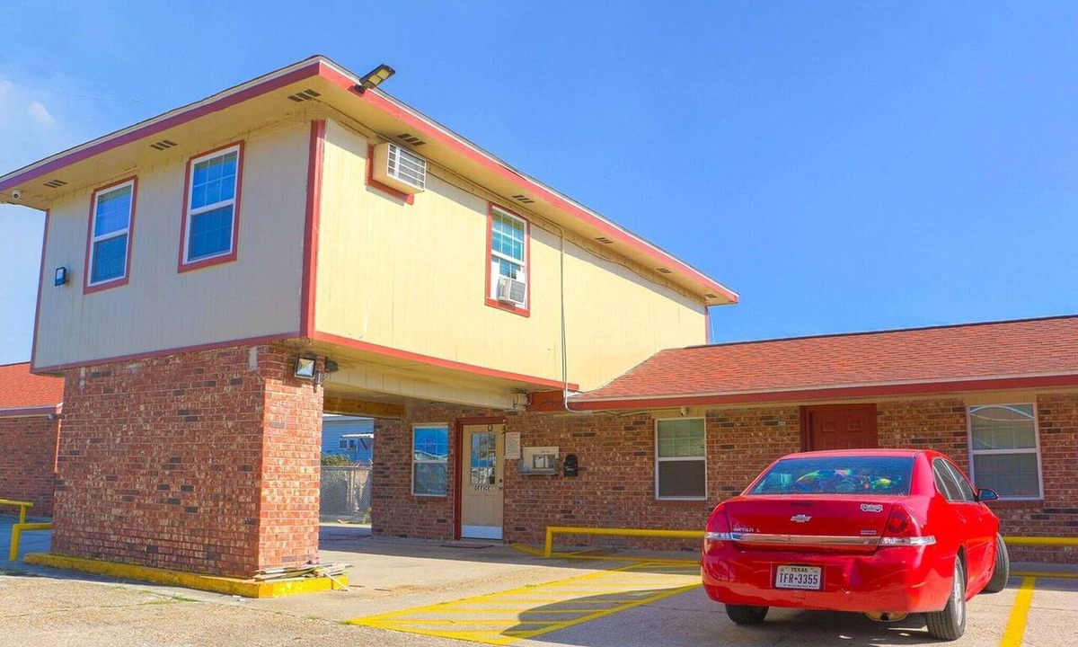 Lockport Apartment | 1 Queen Bed & 1 Full Bed