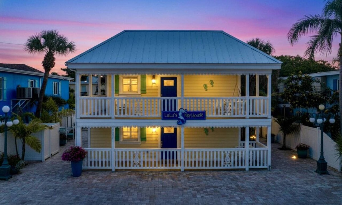 Siesta Key Village Condo | $185 Free Activities Daily, LuLu's Leatherback Near Beach/Village, Heated Pool, Beach Gear Included
