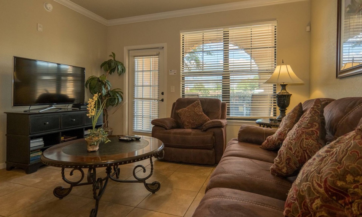 Highlands Reserve Condo | 1st floor clean comfortable condo minutes to Disney World, resort pool
