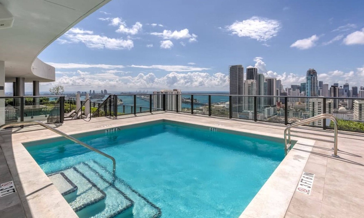 Town Square Condo | 2 Bed Penthouse Sleeps 6 in Edgewater