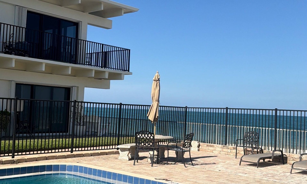 Central Beach Apartment | 2-bedroom apartment in Vero Beach with AC right on the beach with a pool