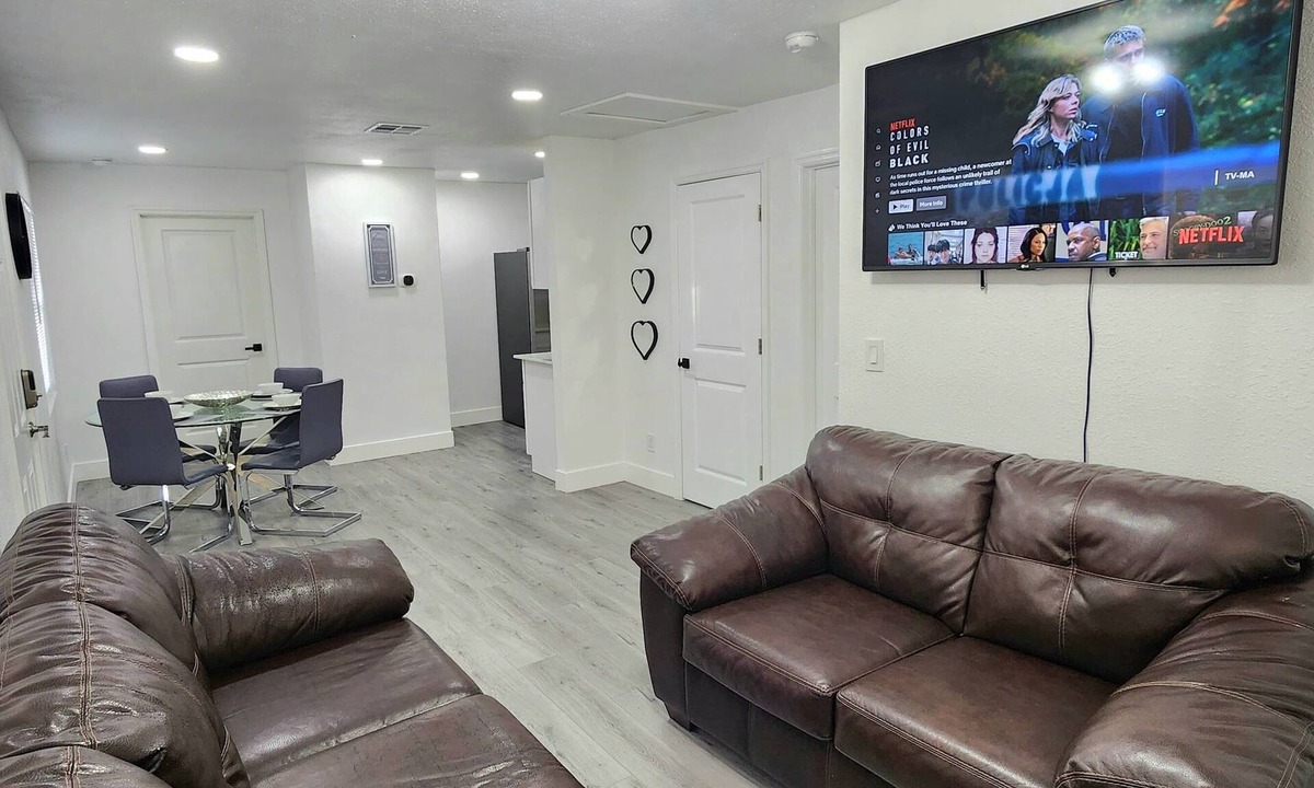 Hudson House | 2-bedroom house in fantastic Hudson with cool AC breeze