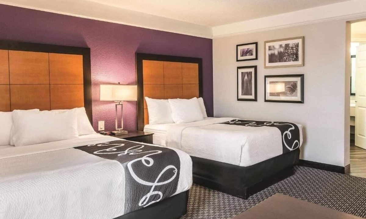 Airport North Hotel | 2 Full Beds | La Quinta Orlando | Free Breakfast | Ideal for Families
