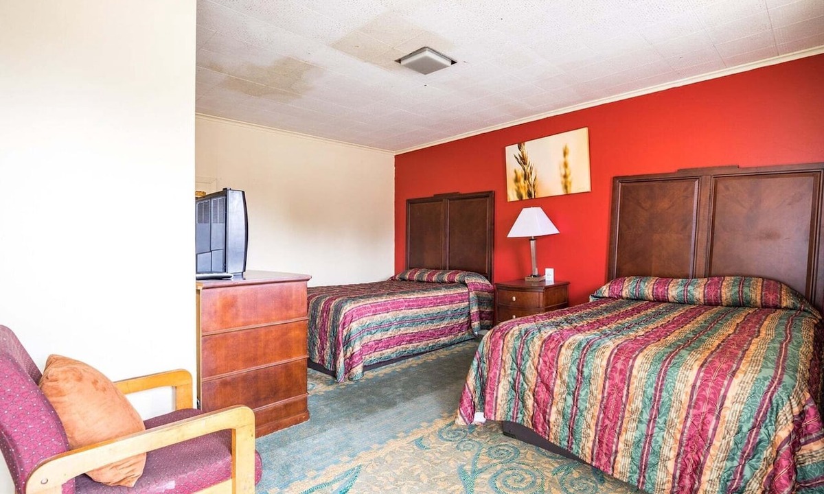 Holly Springs Apartment | 2 Full Beds | Non-Smoking