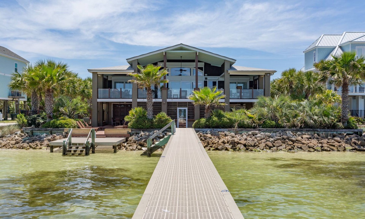 Villa Primera House | 2 kitchens, 2 living areas, large game room! Soundfront Home w/Private Pool!