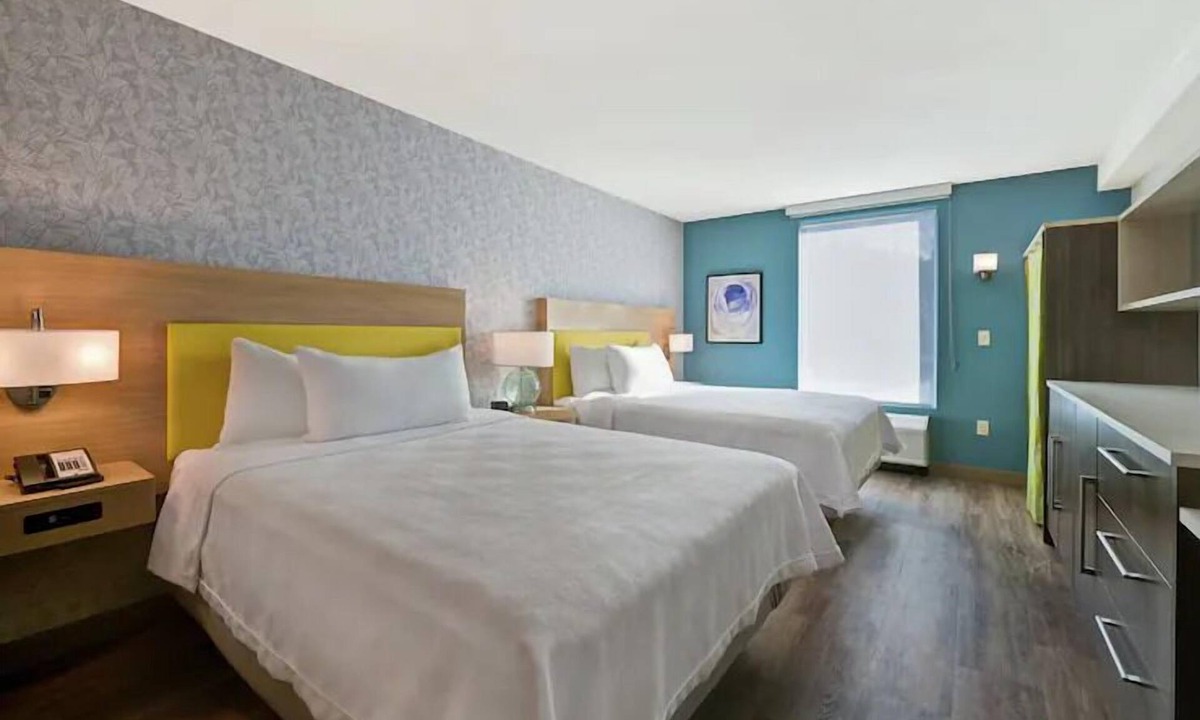 West Palm Beach Hotel | 2 Queen Studio w/Kitchenette & Outdoor Pool, 4mi Science Aquarium