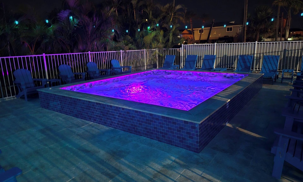 Mid Island House | 2 Separate Units 14x16 In ground Heated Swim Jacuzzi sleep 16 200Ft To the Beach