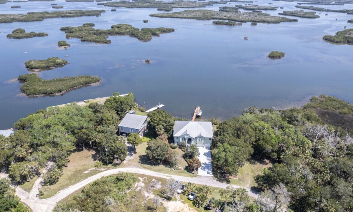 Crystal River House | 2 Waterfront Homes w Pvt Docks, Kayaks, Outdoor Spaces, Gulf Views