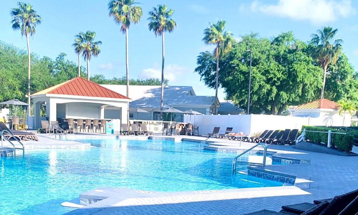 West Kissimmee Hotel | 2 Welcoming Units for Your Next Weekend Escape w/Easy Outdoor Pool Access