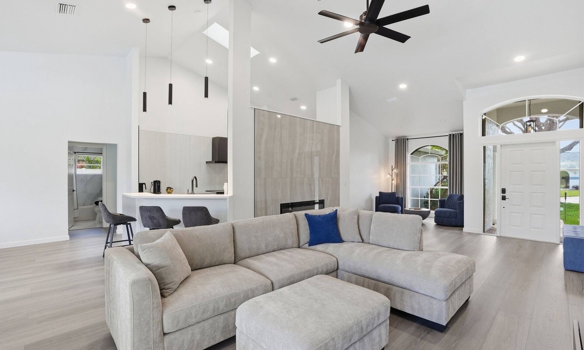 Crown Pointe House | 2026 Renovated Luxury Home. Heated Pool. 10 mins to 5th Ave, Pier Beach