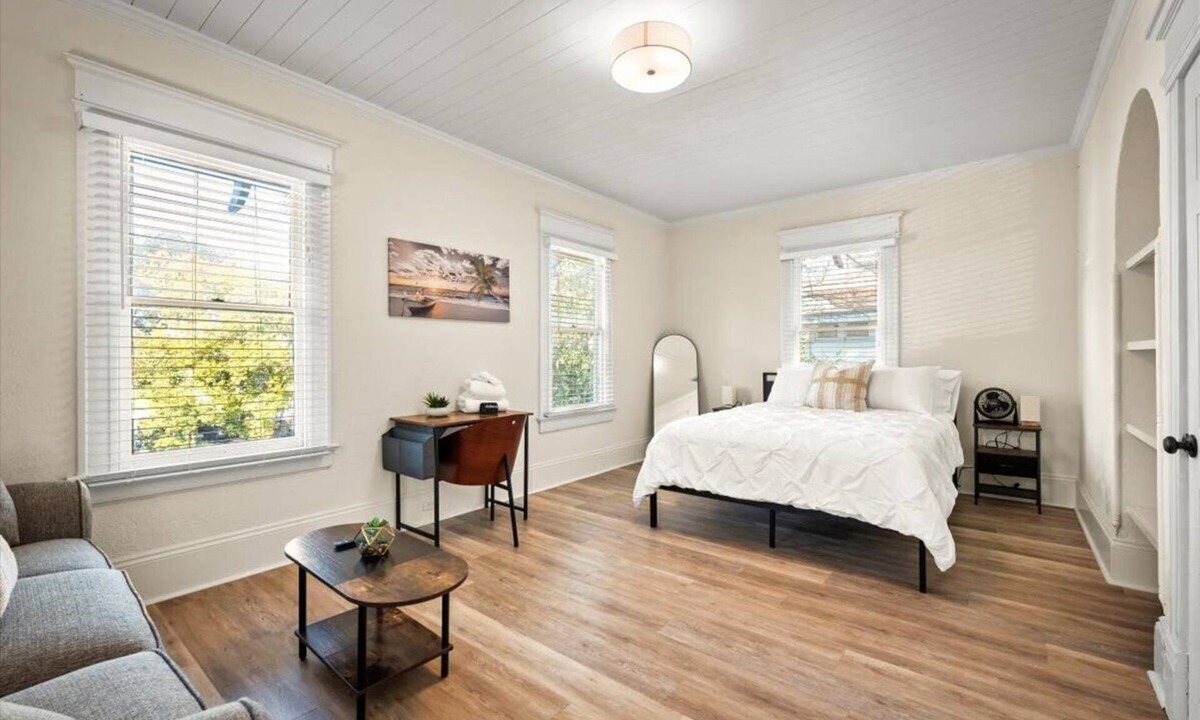 Urban Core House | 240- History Buff, Sleeps 10, Central Location to FUN, Pet & Family Friendly