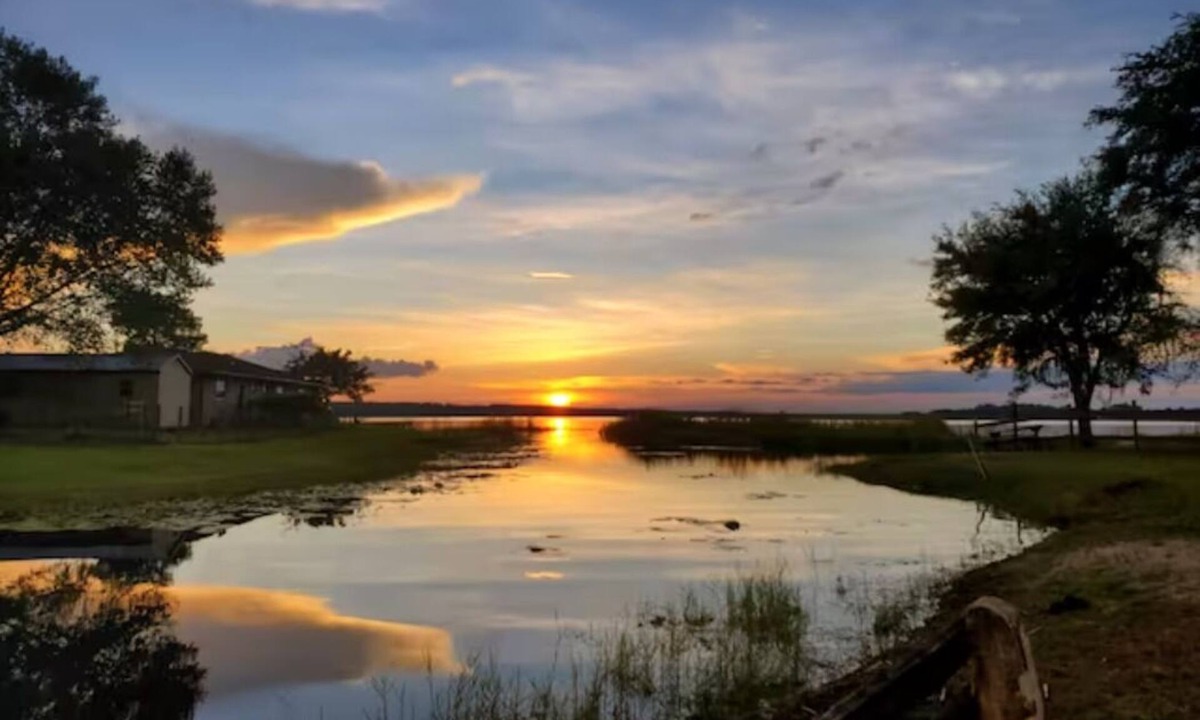 Fort McCoy House | 2BR Cozy Cottage on MAIN Lake Kerr in Ocala National Forest, beautiful sunsets
