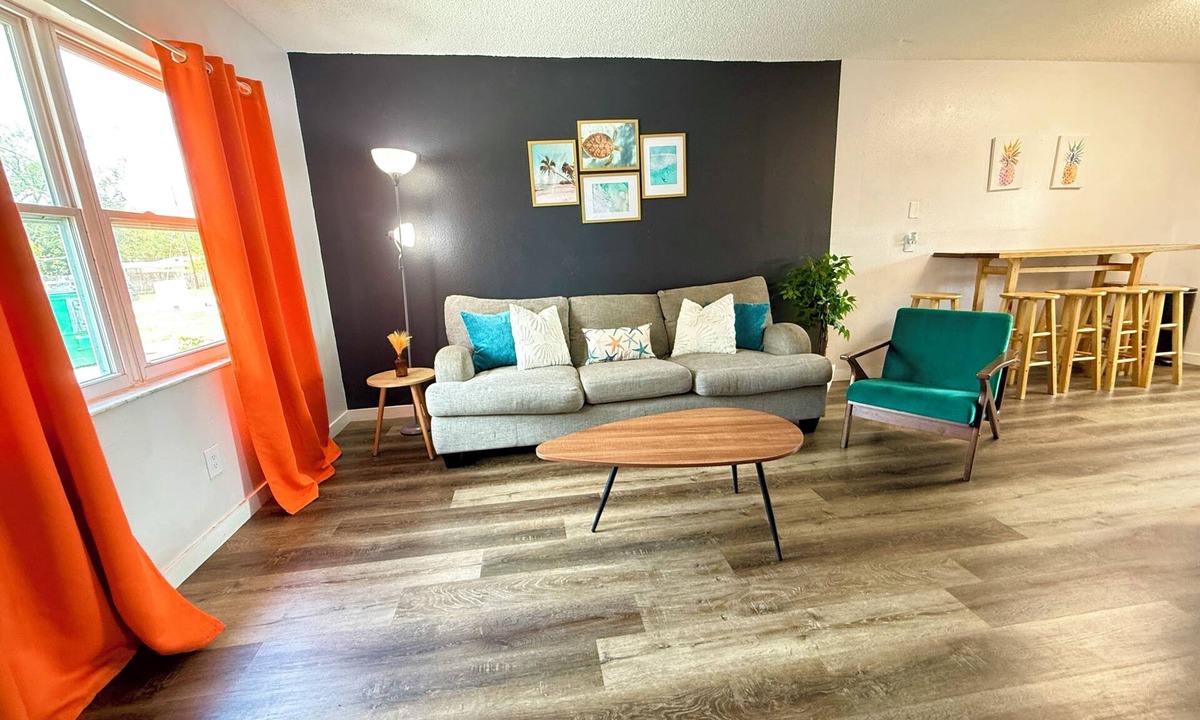 Pinellas Park Apartment | 2BR Tampa Bay Apartment Near Beaches, Bucs Stadium, Downtown St pete & Airport