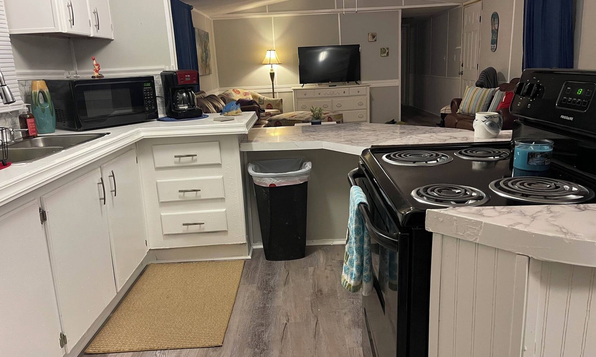 Troy House | 3/2 Sunken Treasure Spacious Home in college town of Troy with WiFi, AC