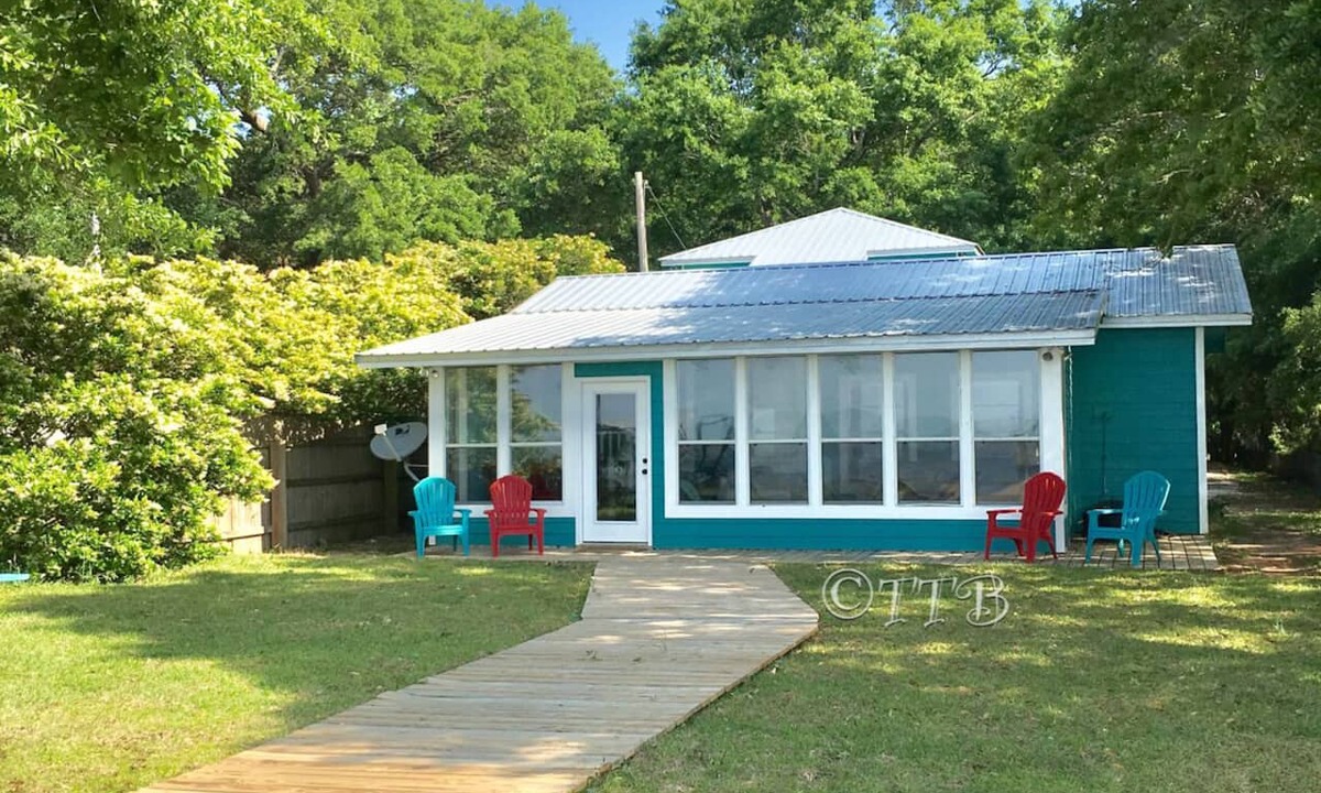 Fairhope House | 3 Bedroom/2 Bath Cottage with Pier on Mobile Bay. Two separate guest areas
