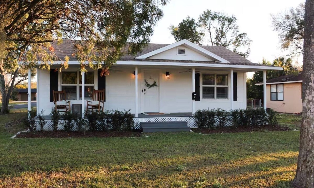 Lakeland House | 3-bedroom centrally-located house in charming Lakeland with AC, king bed.