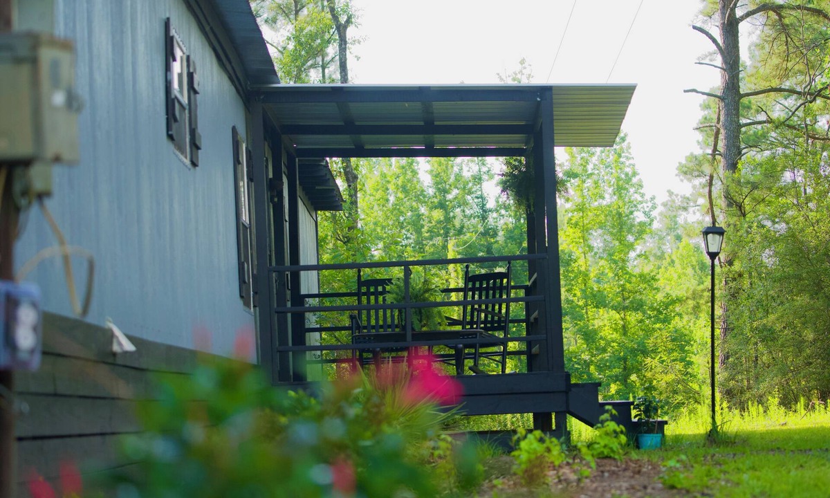 Chatawa House | 3-bedroom mobile home in wonderful Mount Hermon with WiFi, AC, and internet.