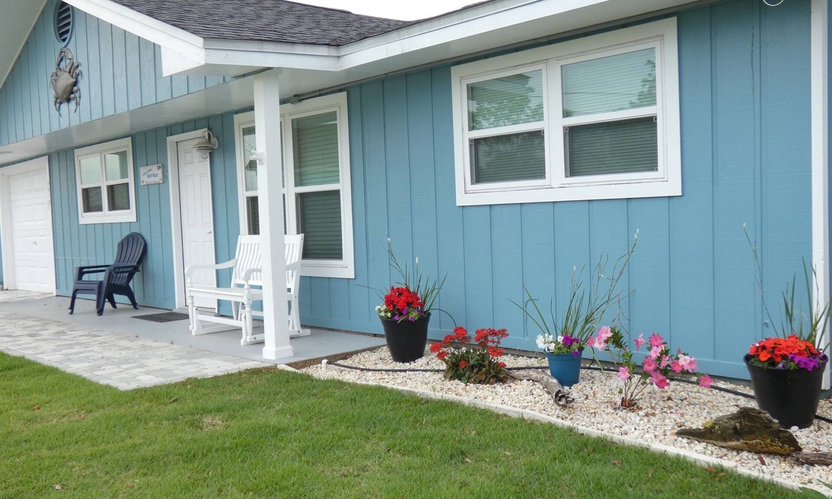 Holiday Beach House | 3+ BR, 2 Kings, Queen, Bonus Room, Walk to Beach, Sleeps 10 in beds - no bunks