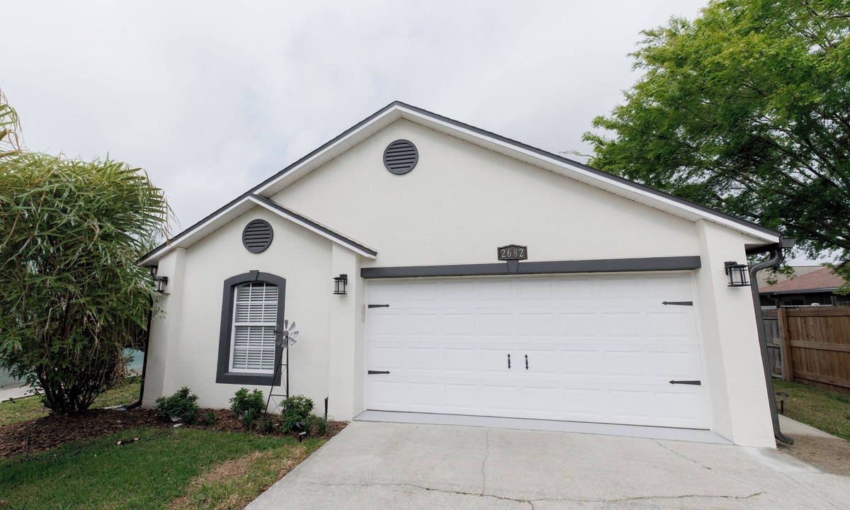 Sandalwood House | 3-BR Family Retreat near Mayo Hospital & Jax Beaches