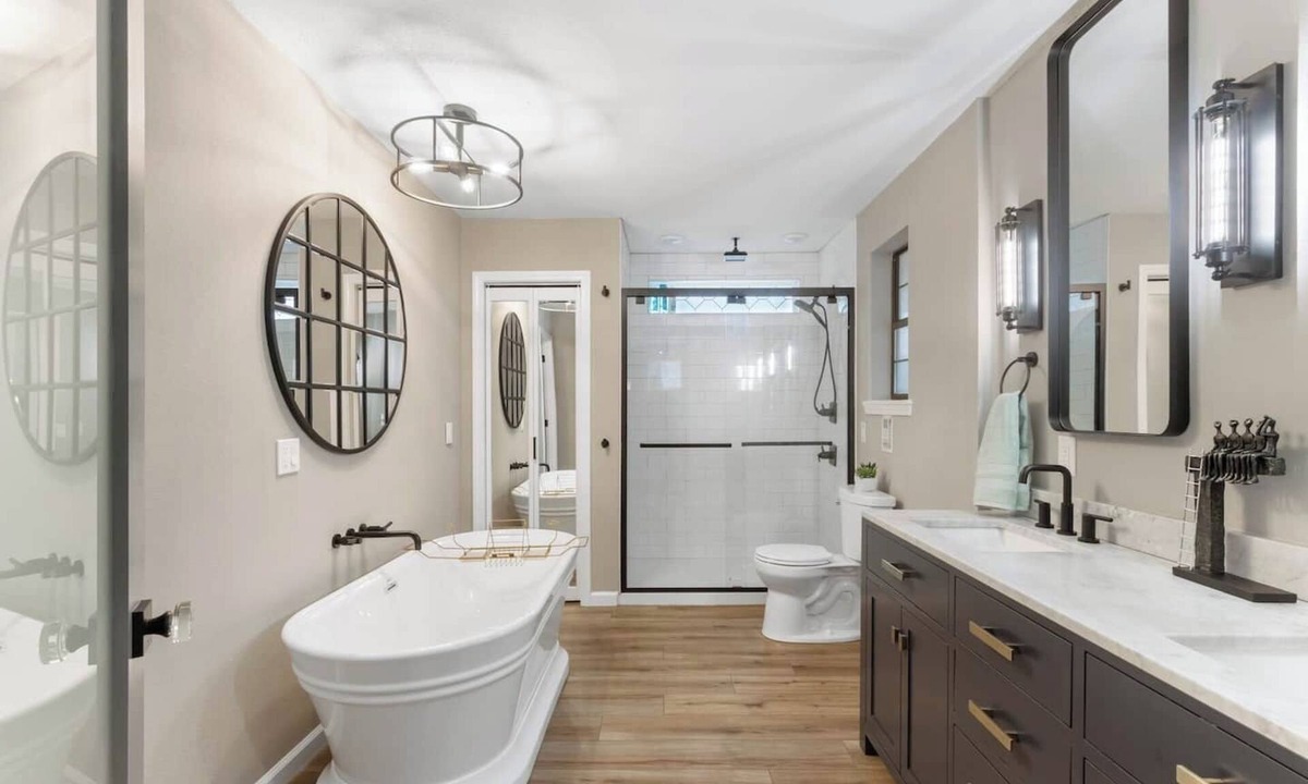 Warrington House | 3 miles from NAS * King and Queen Bed * Covered Patio * Luxury Bath * Open concept Living