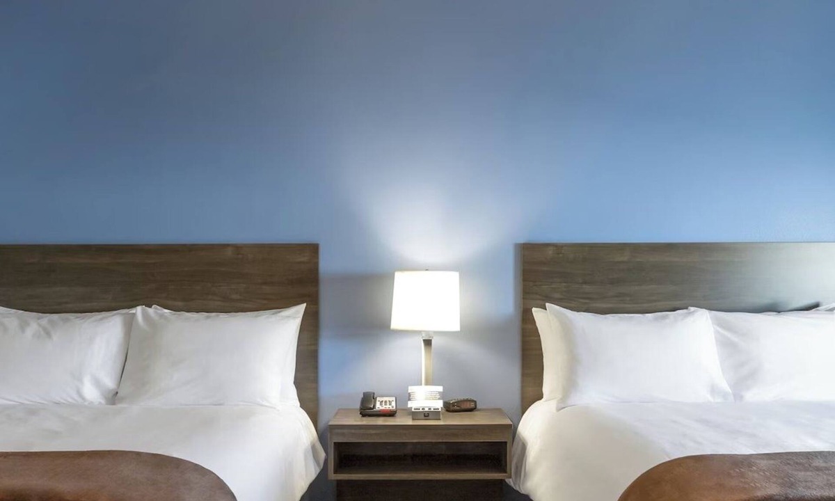 Deep Creek Hotel | 3 Minimalist Units w/Full Kitchenette & Free Parking | 4.8 Mi to Harborwalk