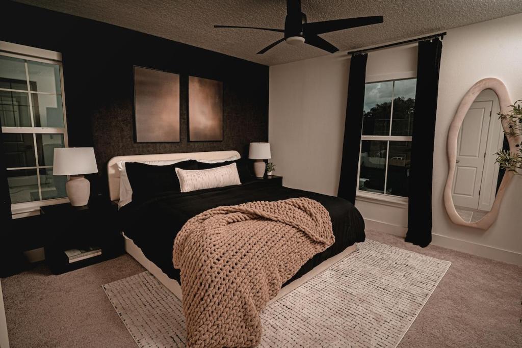 Tampa House | 3BR-3BA Modern Ybor Central Tampa with Rooftop Firepit & 2 Bikes-Fully Equipped