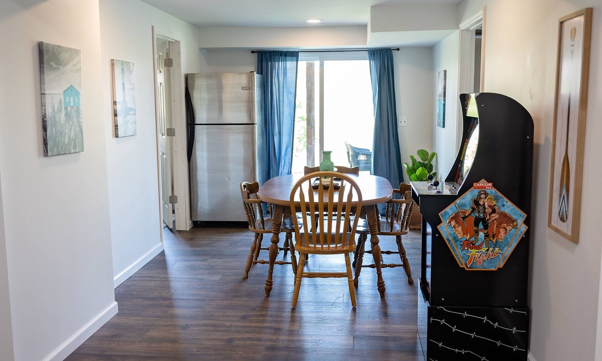 Crittenden House | 4 Bed, 2.5 Bath, 3 KING BEDS on a Private Lake with Dock! Family Friendly