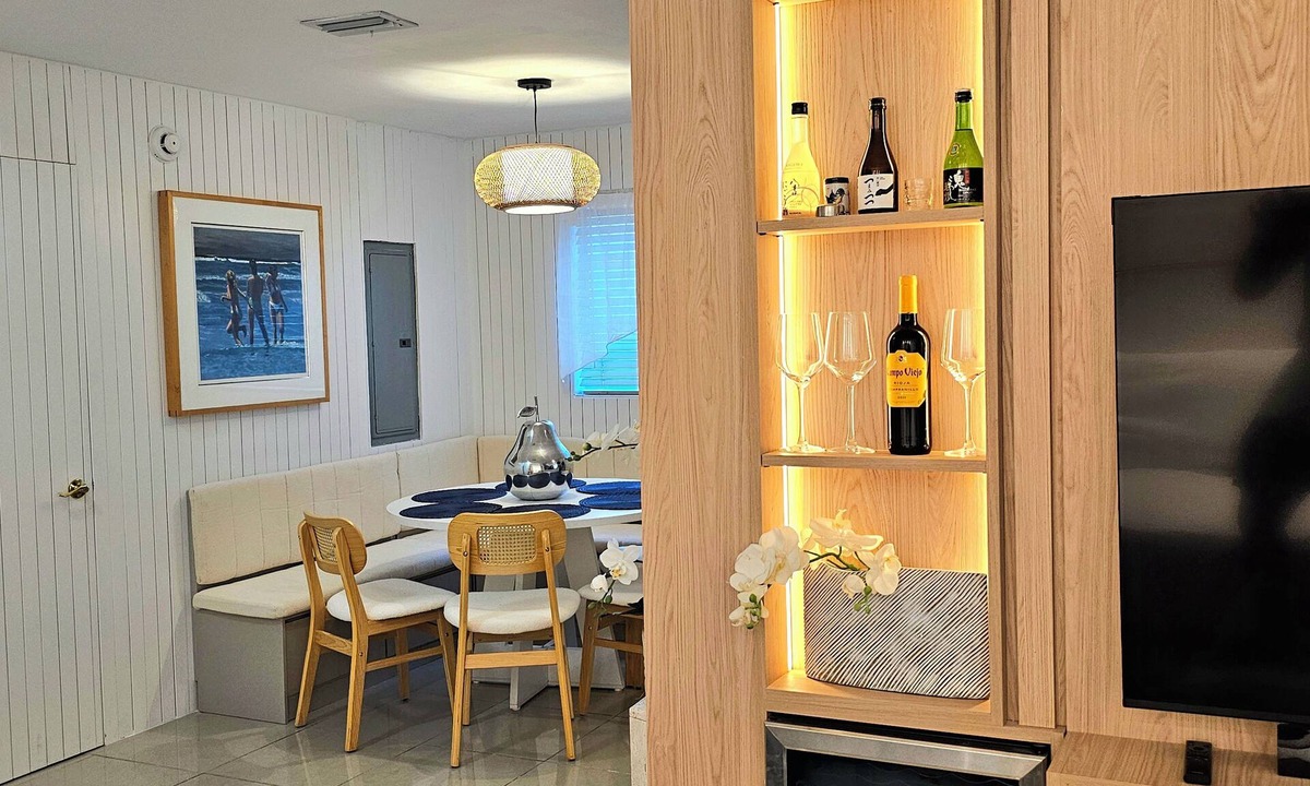 Overtown House | 4 bed 2 Parking w/Free Charging + Guest Gated Community 2.5 baths