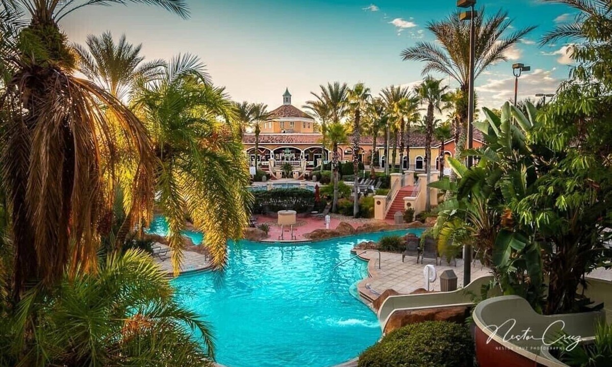 Regal Palms House | 4 Bedrm 3.5 Bath Home in Resort Community sleeps 10 Close to Theme Parks