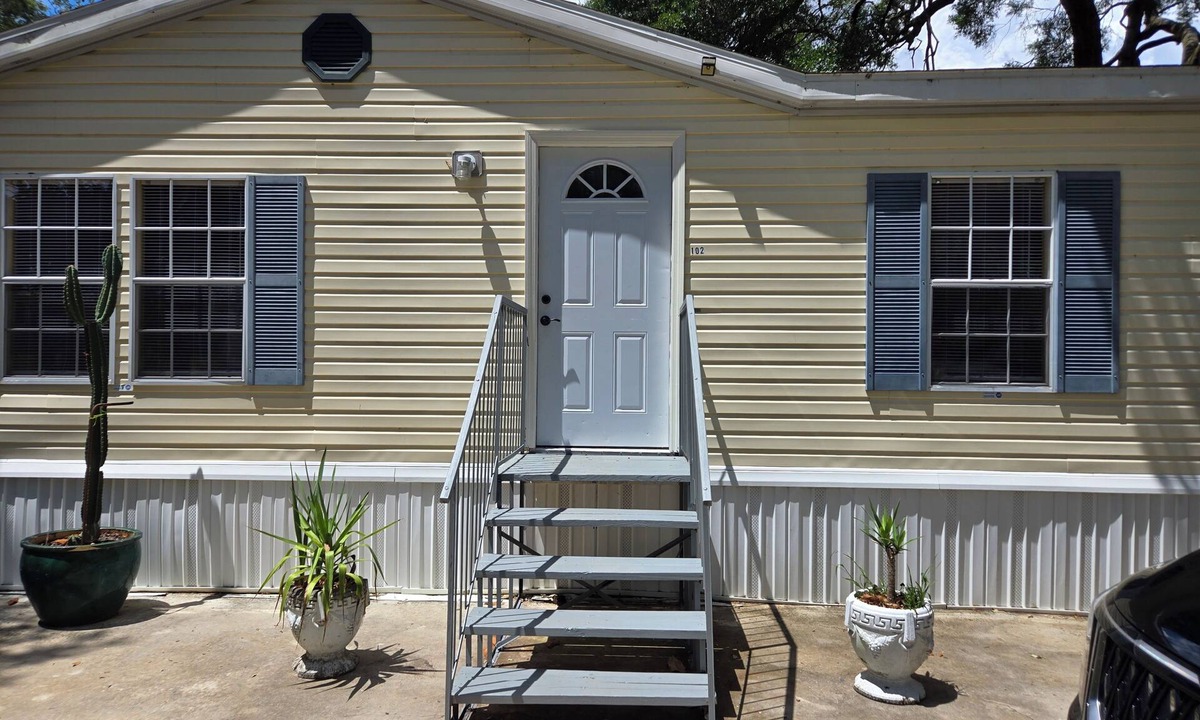 Lady Lake House | 4-bedroom mobile home in pleasant Lady Lake with AC
