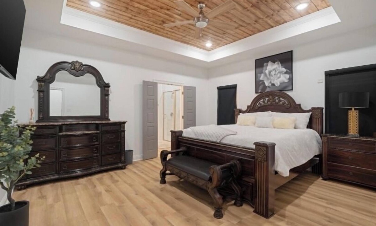 Petal House | 4-Bedroom Modern Luxury Haven Near Central Attractions