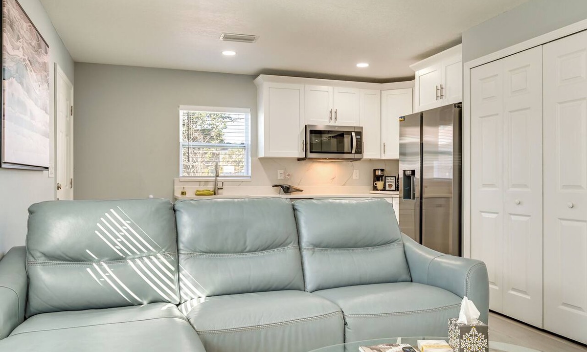 Carver City - Lincoln Gardens Apartment | 4 Mi to Downtown Tampa! Urban Couples Retreat