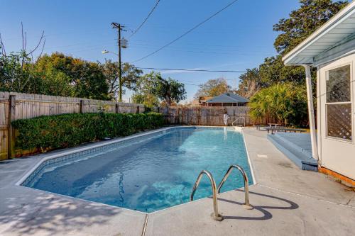 Navy Point House | 4 Mi to NAS Pensacola! Family Getaway w/Pool