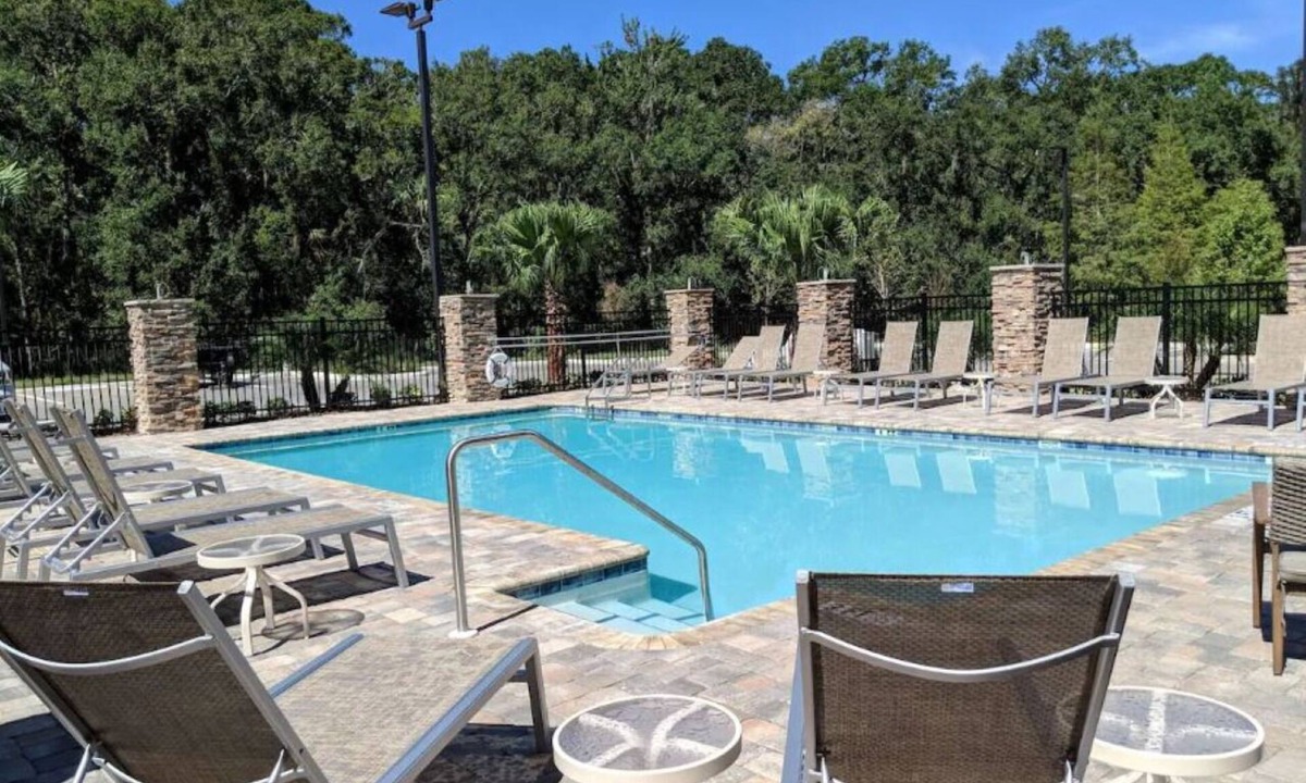Wesley Chapel Hotel | 4 Separate Room for Families | Enjoy Free Breakfast, Outdoor Pool