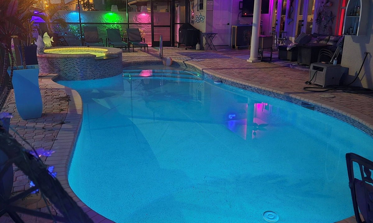 Central Naples House | 4BR/5BTH Heated Pool/Spa Home 1 Mile to Beach! 5 min to Downtown Naples