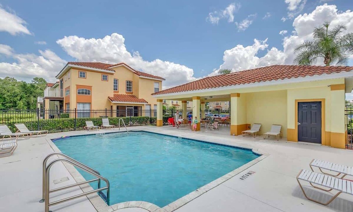 Windwood Bay House | 4BR family townhouse w/pool & backyard