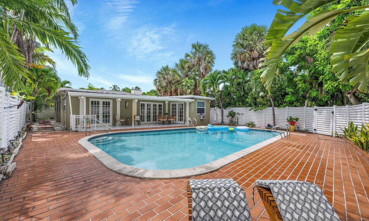Birch Park Finger Streets House | 4BR Fort Lauderdale Home – 2-Min Walk to Beach/Pool/Parking/Sleeps 10