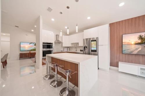 Miami Gardens House | 4BR Home Sleeps 14 BBQ and Outdoor Space