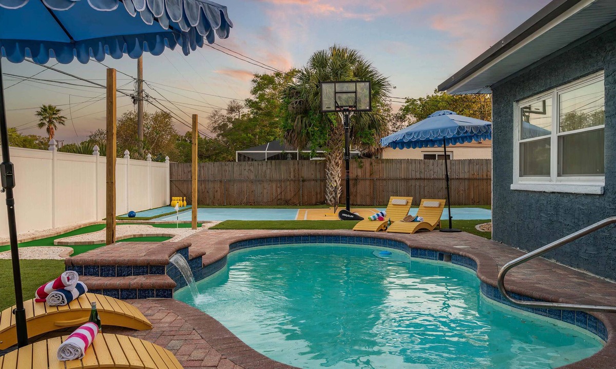 Walsingham House | 4BR home w/pool & backyard