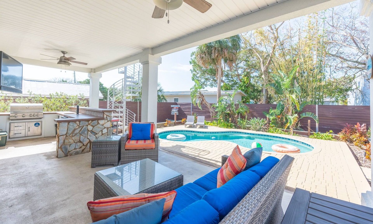 St. Augustine House | 4BR Private Pool Oasis | Sleeps 12 Pet Friendly