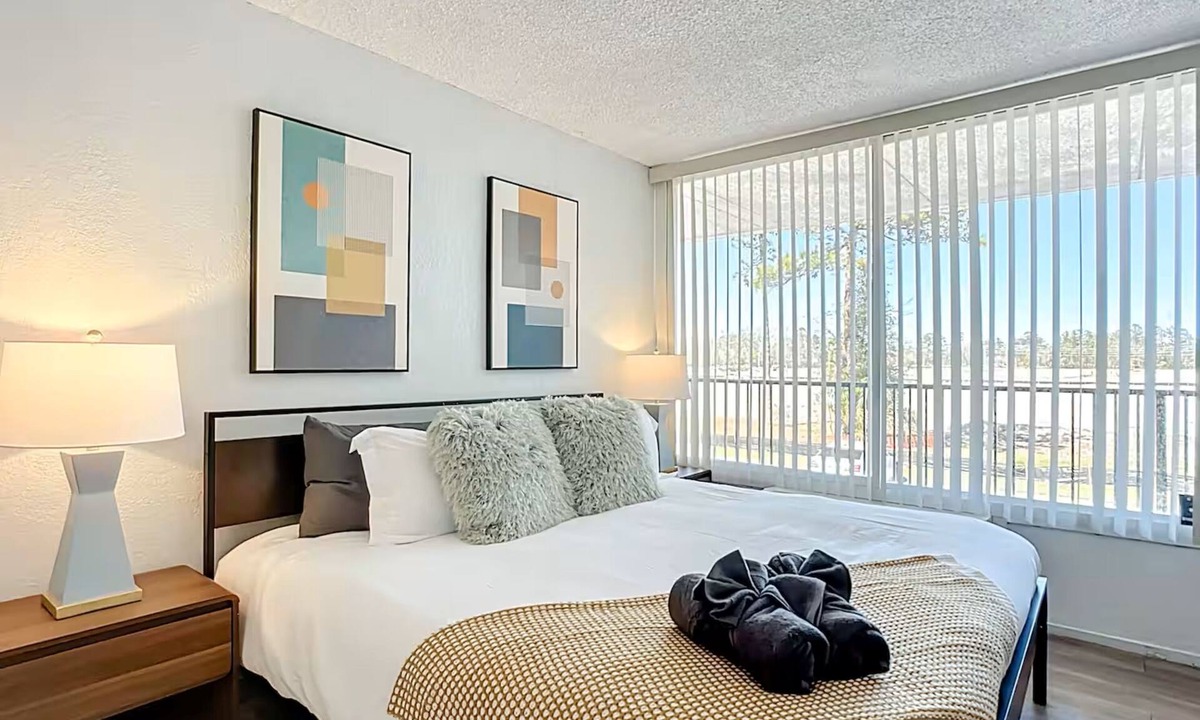 Hollyford Apartment | 5-202 Breakwater
