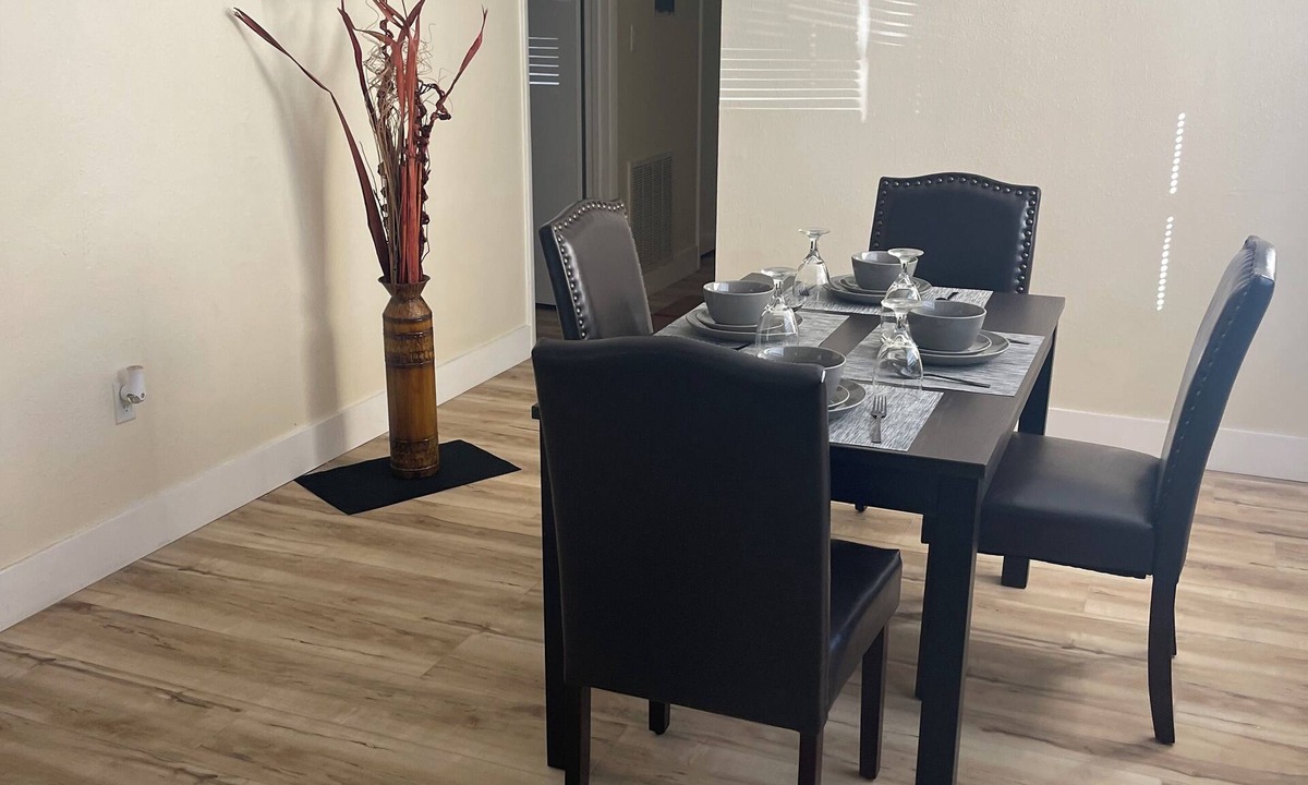 Tampa House | 5/3 Modern Home with high speed internet 5 Min to Airport,Highway,Beaches,office