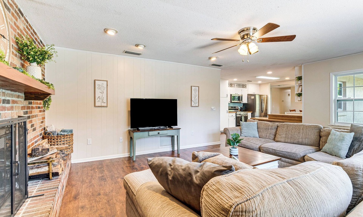 Fort King District Cottage | 5 Mi to Silver Springs State Pk: Gem w/Game Room!