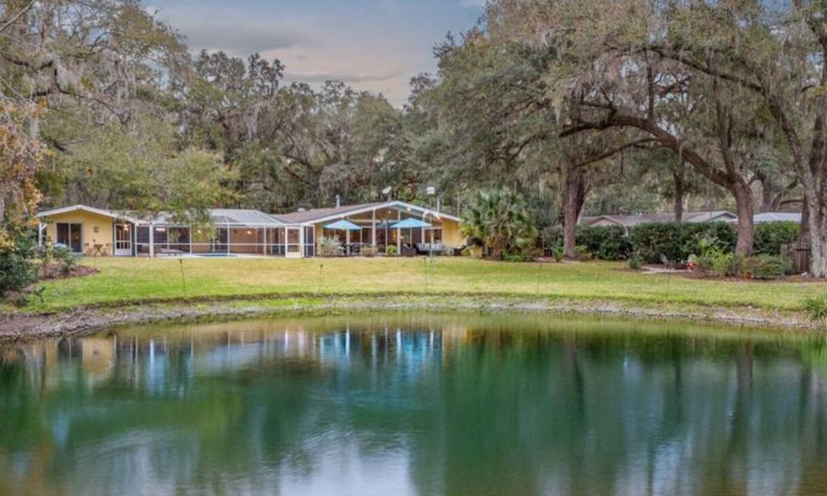 Sugarfoot House | 5BR UF Family Retreat with Private Pool, Pond, Game Room – Sleeps 10