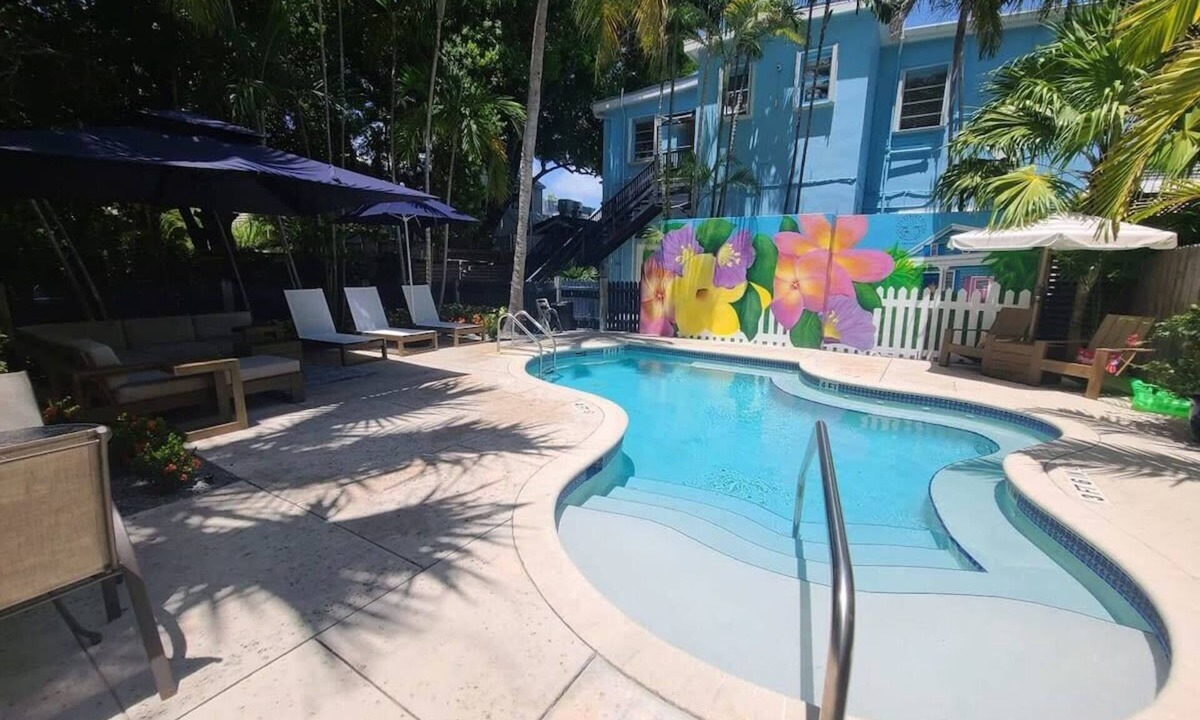 Downtown House | 6 BR 6 BA Duval Street Suites free parking & pool