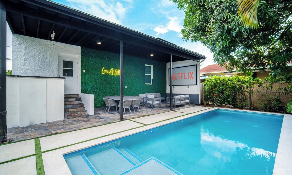 The Roads House | 6BR Central Miami, Outdoor Cinema, Private Pool, Best for Groups